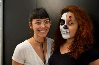 A maquiadora Laryssa com a modelo de Halloween (Foto: Naiane Mesquita)