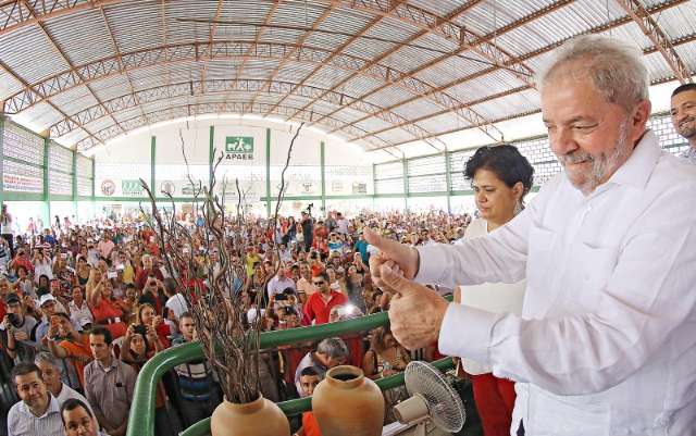 Triplex no Guaruj&aacute; e s&iacute;tio em Atibaia levam PF ao ex-presidente Lula 
