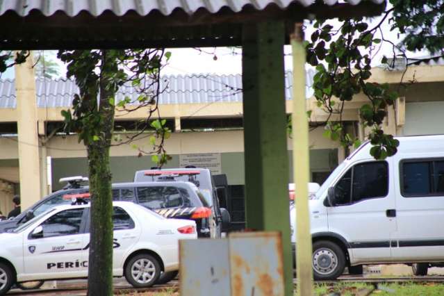 Escoltada pela Pol&iacute;cia Federal, van com presos passa duas horas no IML 