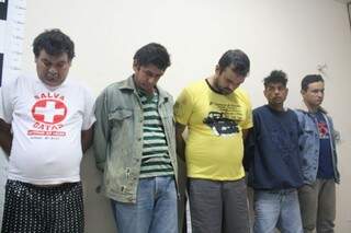 Homens presos durante operação da Polícia Civil. (Foto: Marcos Ermínio) 