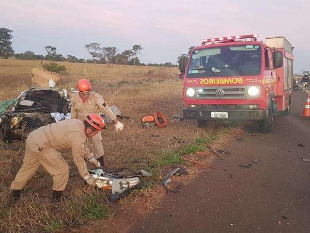 Colis&atilde;o entre carro e carreta mata mulher de 43 anos na BR-158