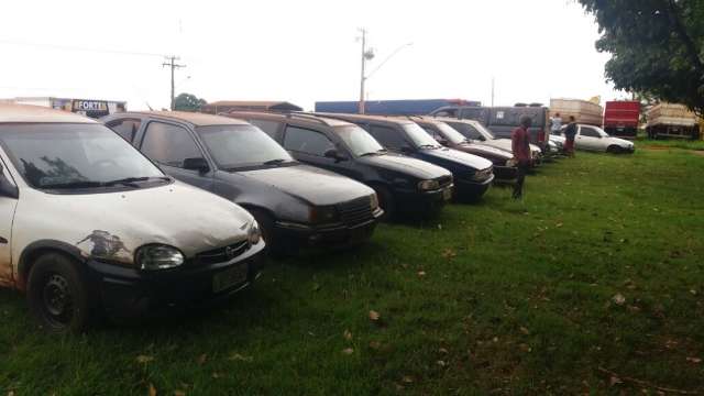Policiais do DOF flagram comboio de dez carros com contrabando