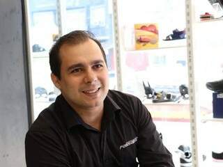 Mayson é gerente de loja de calçados e garante que promoções vão até dia 30 (Foto: Henrique Kawaminami)