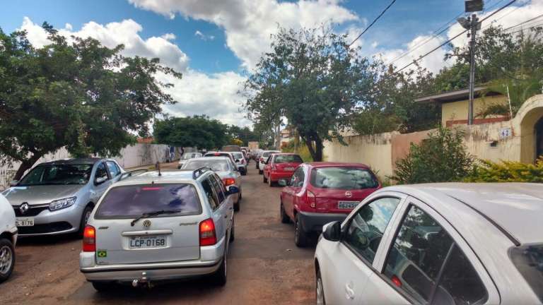 Congestionamento de veículos pela Rua São Dimas, uma das vias alternativas ao trecho interditado.  (Foto: Adriano Fernandes) 