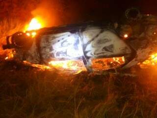 Veículo foi encontrado em chamas. (Foto: Divulgação)