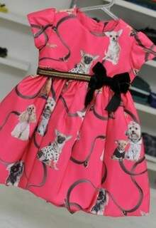 Um vestido rosa de festa custa R$ 158,00.