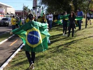 Manifestantes pró-Bolsonaro se concentram em frente ao MPF. (Foto: Paulo Francis)