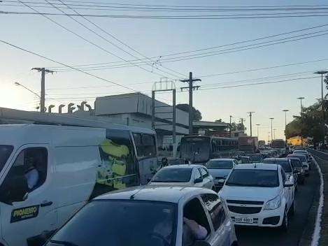 Congestionamento e guincho tombando em rodovia s&atilde;o os v&iacute;deos mais vistos