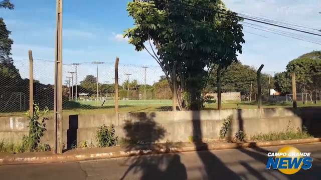 Clube no Carand&aacute; Bosque &eacute; denunciado por &lsquo;invadir&rsquo; cal&ccedil;ada e atrapalhar tr&acirc;nsito