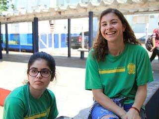 As amigas Samar e Karen no banco da escola. (Foto: Marina Pacheco).