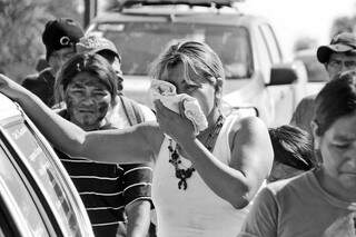 Mulher chora a morte de índio durante confronto.(Foto: Marcos Ermínio)