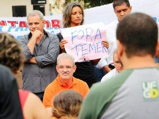 Geraldo Resende cercado por manifestantes no acampamento em frente a seu escritório (Foto: Helio de Freitas)