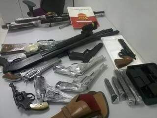 14 armas de fogo, 590 munições, além de dois carregadores e um coldre foram encontrados no imóvel. (Foto: Divulgação/PM)