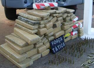 Maconha e munições de fuzil apreendidas (Foto: Divulgação/PM)