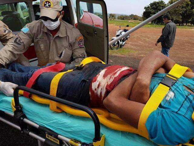 Homem &eacute; transferido de avi&atilde;o depois de ser atingido a golpes de fac&atilde;o em fazenda