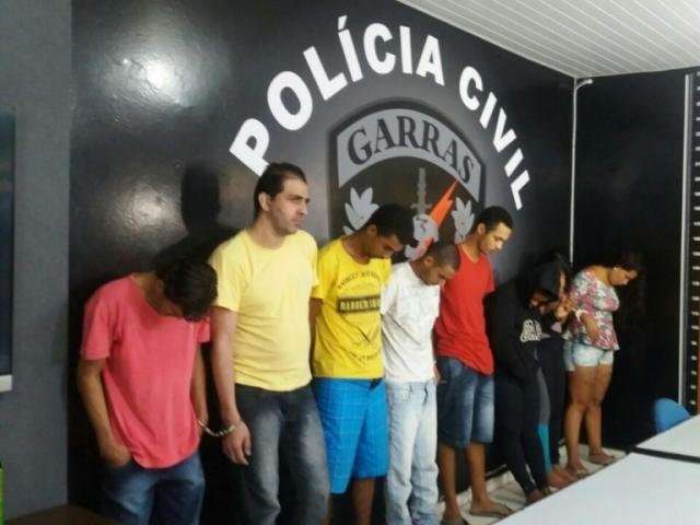 Pol&iacute;cia procura h&aacute; dois dias trio que fugiu de cela em delegacia 