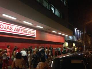 Clientes fazem fila em porta de loja para aproveitar o Black Friday