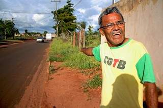 Samuel reclama da falta de calçadas no bairro (Foto: Marcos Ermínio)