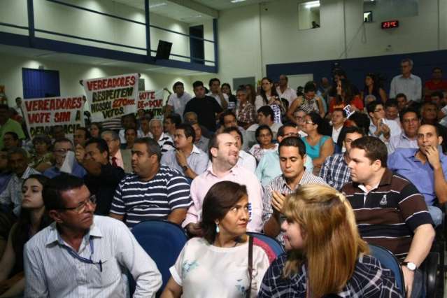 Manifestantes s&oacute; deixar&atilde;o pr&eacute;dio da C&acirc;mara quando sess&atilde;o for encerrada