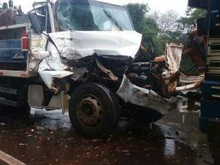 Cabine de caminhão ficou destruída com a colisão traseira. (Foto: Jornal da Nova)