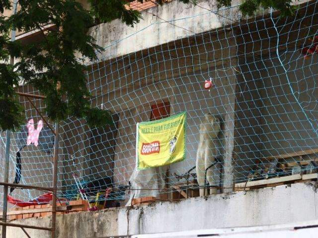 Quase duas d&eacute;cadas ap&oacute;s construtora falir, pr&eacute;dio vira moradia de sem-teto