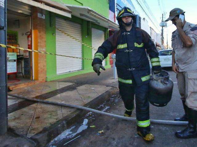 Fogo derrubou teto de restaurante e destruiu eletrodom&eacute;sticos