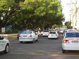 Pelo menos 150 taxistas participam de mobilização nesta segunda-feira. (Foto: Pedro Peralta)