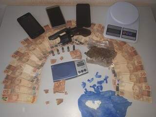 Dinheiro, drogas e celulares apreendidos com os suspeitos. (Foto: Divulgação/PM) 