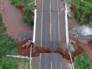 Ponte sobre o córrego Umbaraca cedeu na noite de segunda-feira (dia 16). (Foto:Defesa Civil de Nova Andradina)