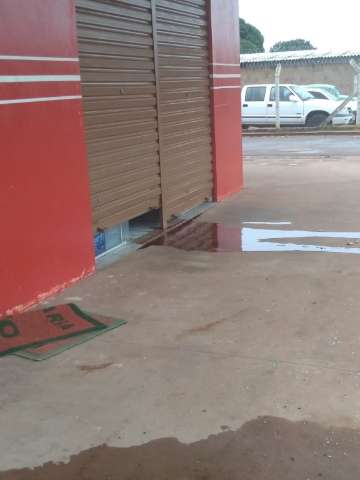Gerente amanhece lavando sangue de assaltante na cal&ccedil;ada de farm&aacute;cia