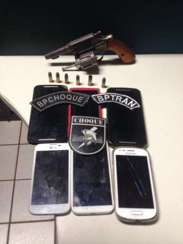 Adolescentes s&atilde;o apreendidos ap&oacute;s roubos e tiroteio com a pol&iacute;cia 