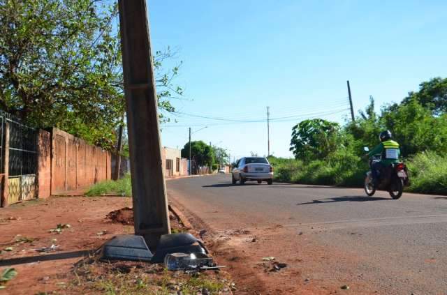 Homem sem CNH bate carro em poste e duas pessoas ficam feridas