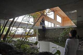 Nest | UID Architects - Um belo jardim interno dá as boas-vindas a uma casa em Onomichi, Japão. Cercada pela floresta, a residência coexiste com a natureza em um espaço único e plenamente integrado.