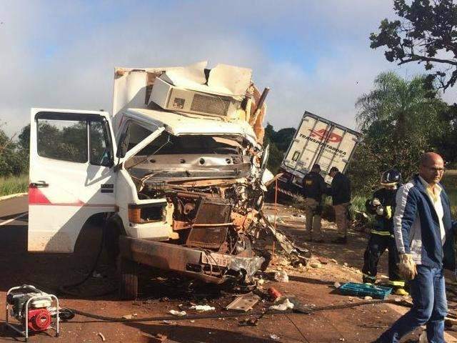 Acidente Entre Carretas E Carro Deixa Cinco Pessoas Feridas Na BR 267