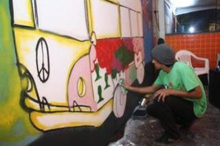 Muriel de Oliveira contribuiu com o encontro grafitando uma Kombi no muro. (Foto: Marcos Ermínio)