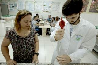 Professora Cláudia Bacchi orienta aluno em análise de amostras coletadas em diferentes pontos da Bacia do Guariroba