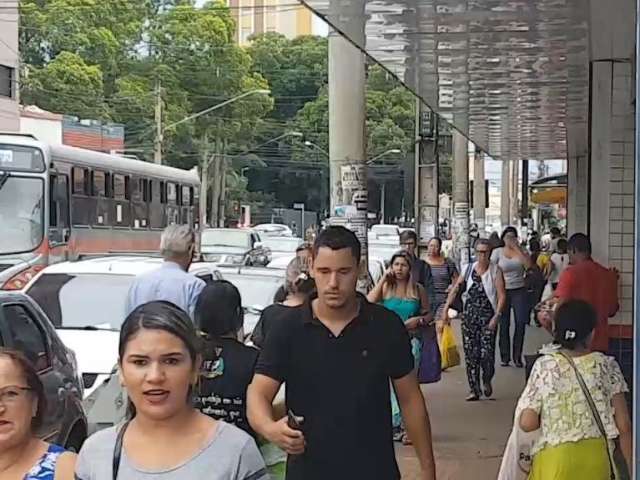 Com parcela do 13&ordm; na conta, clientes fazem at&eacute; fila antes de loja abrir