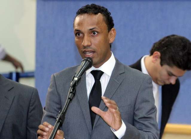 Prefeito come&ccedil;a a responder aos requerimentos dos vereadores