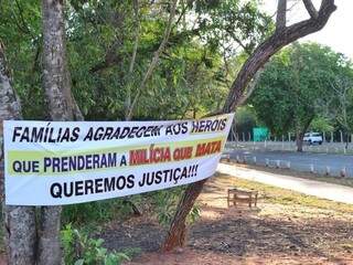 Faixa afixada próximo ao Tribunal de Justiça de Mato Grosso Sul (Foto: Henrique Kawaminami/Arquivo)