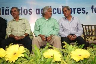 Reinaldo Azambuja (PSDB), Delcídio do Amaral (PT) e André Puccinelli (PMSB) sentaram lado a lado e conversaram durante solenidade (Foto: Marcos Ermínio)