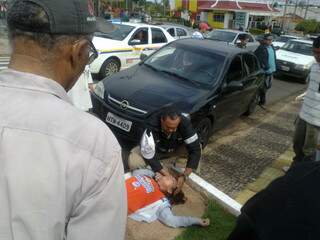 Agente da Agetran presta socorro à vítima de atropelamento na avenida Afonso Pena.
