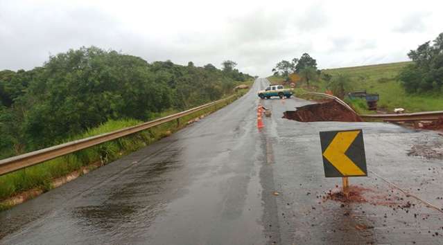 PMR pro&iacute;be tr&aacute;fego de ve&iacute;culo pesado na MS-141 e chuva impede obra 