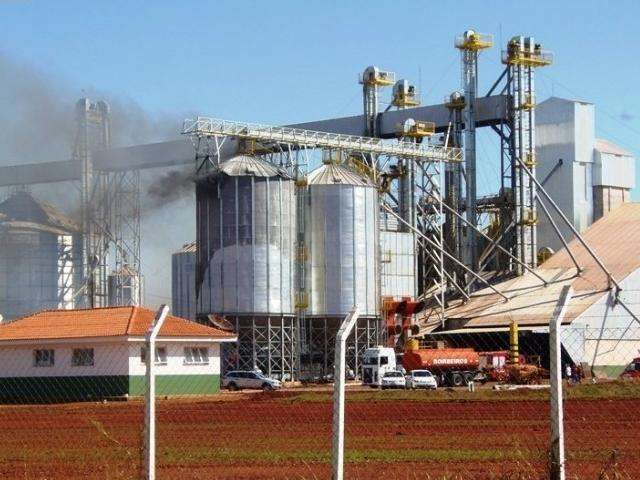 Bombeiros est&atilde;o h&aacute; 24 horas no combate a inc&ecirc;ndio que atingiu silo