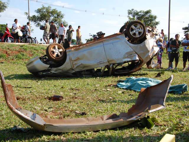  Pol&iacute;cia indicia dois por capotamento com morte na sa&iacute;da para Tr&ecirc;s Lagoas
