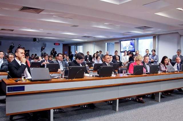 Comiss&atilde;o do Senado adia vota&ccedil;&atilde;o de relat&oacute;rio que pede cassa&ccedil;&atilde;o de Delc&iacute;dio