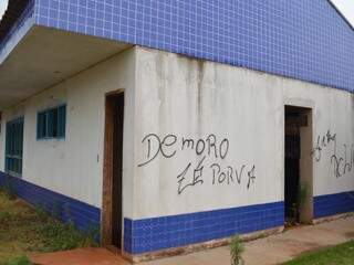 &#039;Demorô&#039; diz pichação no Ceinf abandonado no Zé Pereira. (Foto: Chloé Pinheiro)