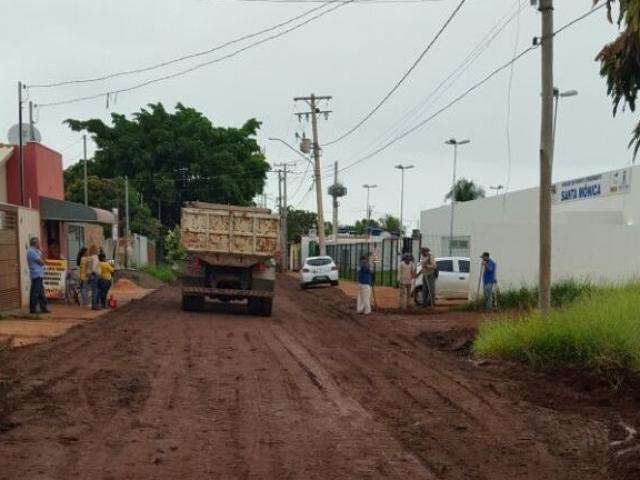 Com sobras do tapa-buracos, prefeitura restaura rua que d&aacute; acesso &agrave; UPA