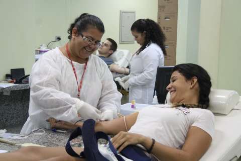 Férias e frio espantam doadores de sangue e estoques estão quase zerados 