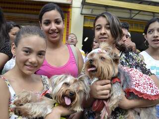 Mariana,  do lado direito, levou até os cachorros para o desfile. (Fotos: Minamar Júnior)