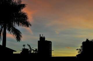 O dia amanheceu com céu aberto em Campo Grande e previsão é de calor em todo Estado. (Foto: Marcelo Calazans) 